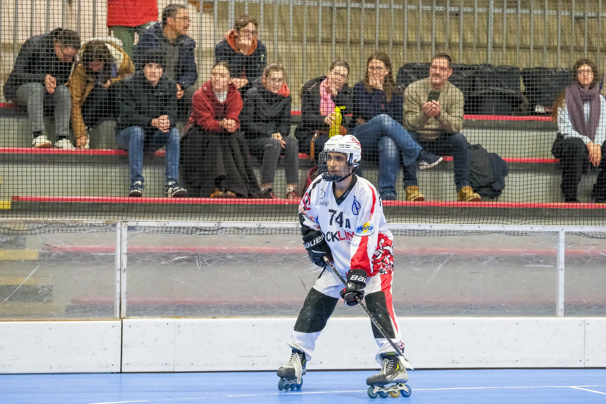 En position de jeu devant les tribunes