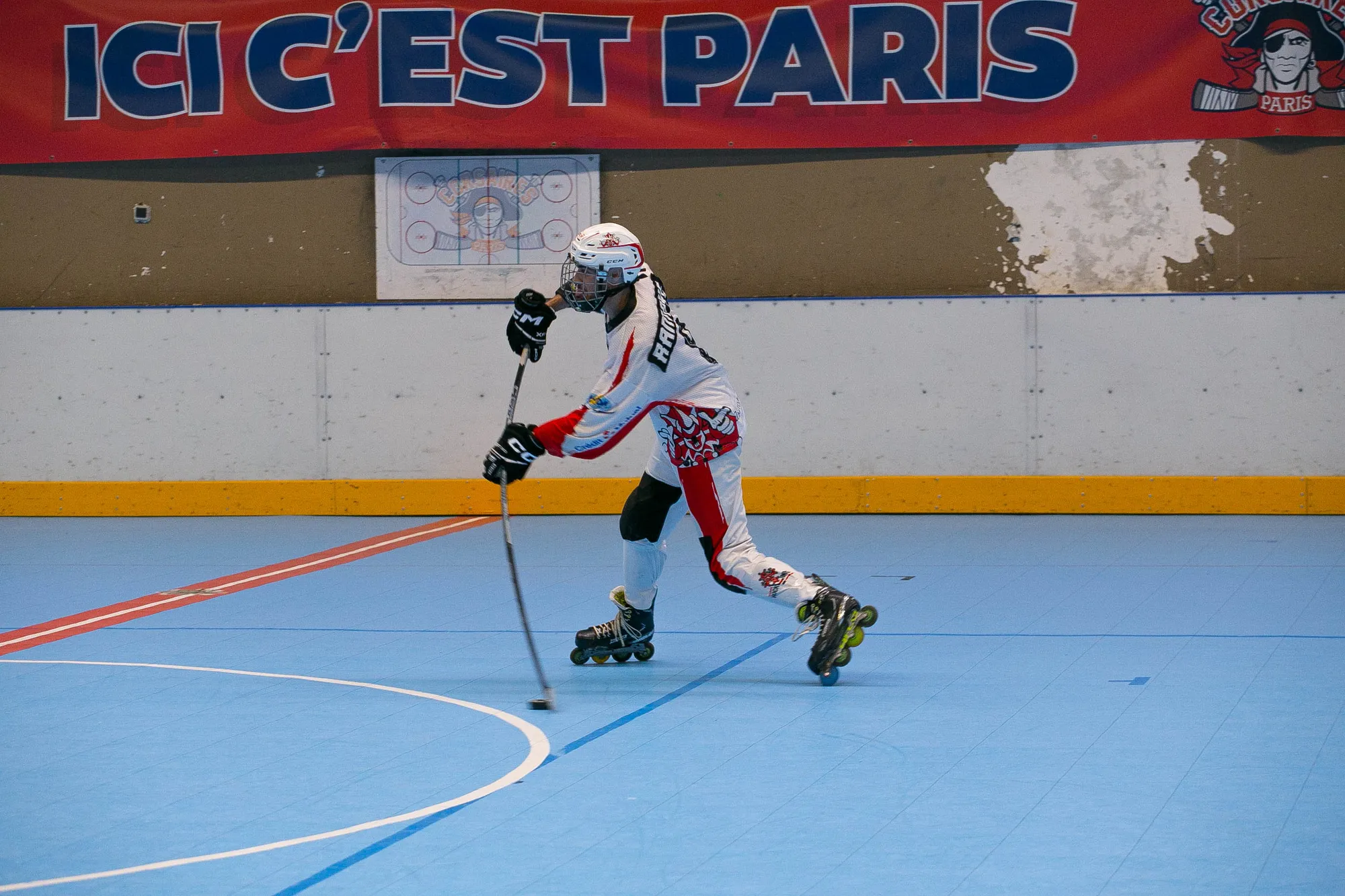 Attaquant lancé, banderole « Ici c'est Paris »