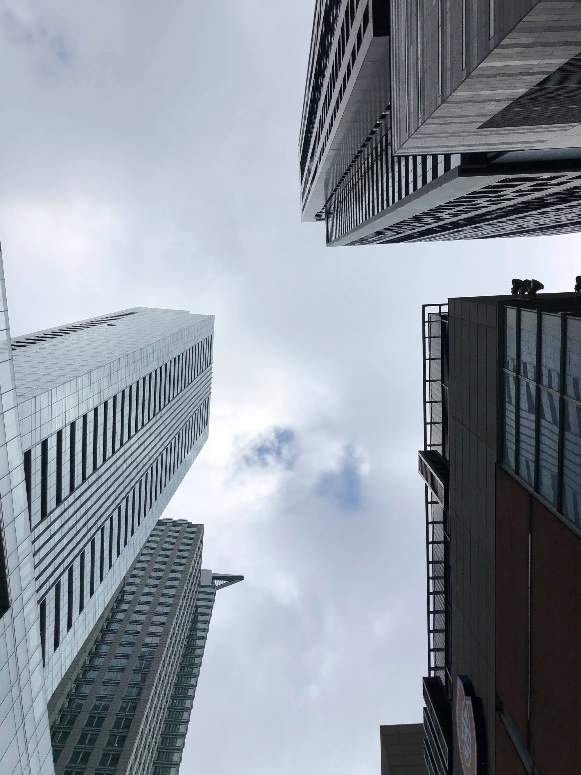 Gratte-ciels en contre-plongée vers le ciel nuageux