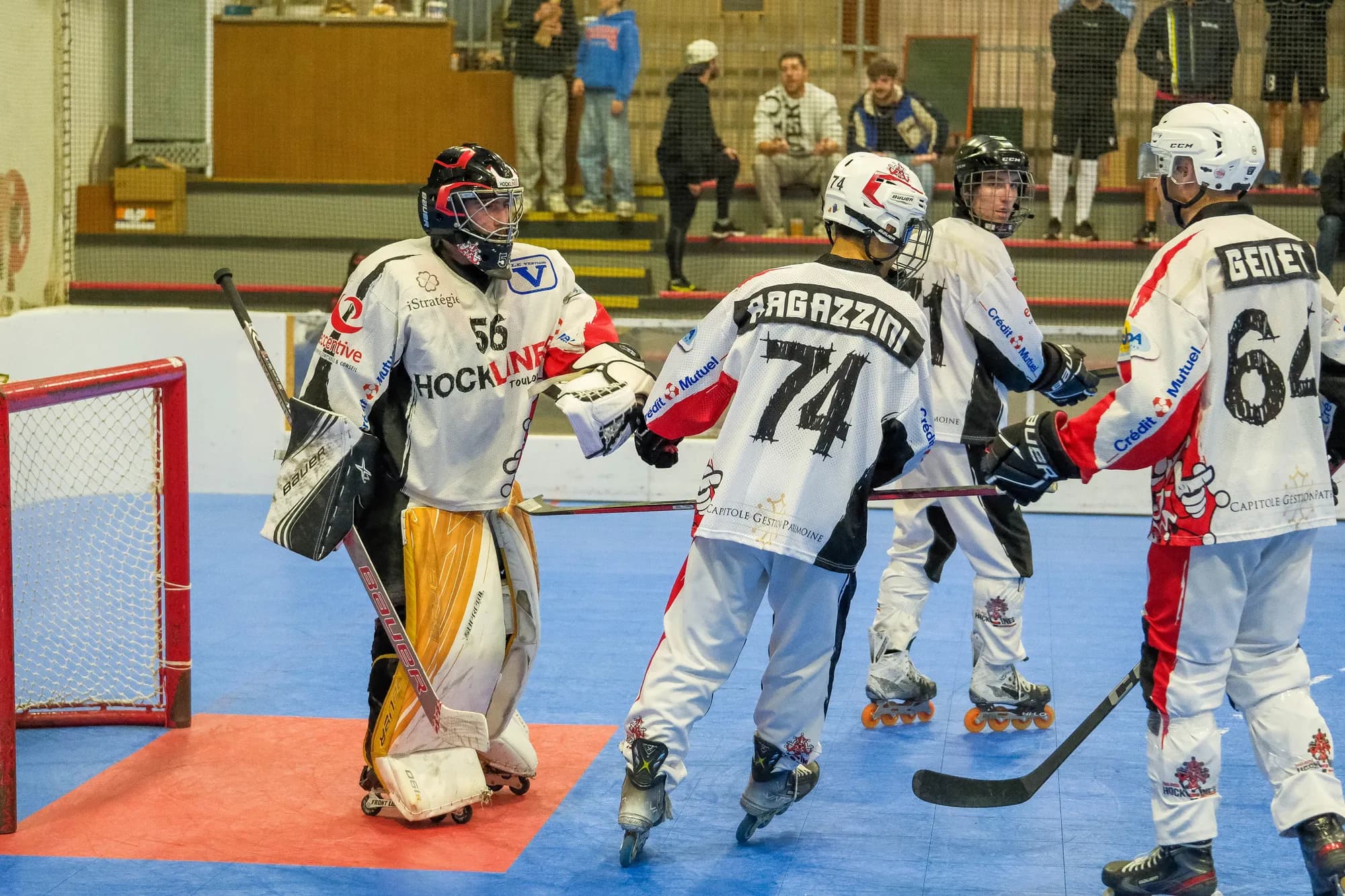Joueurs félicités devant la cage adverse