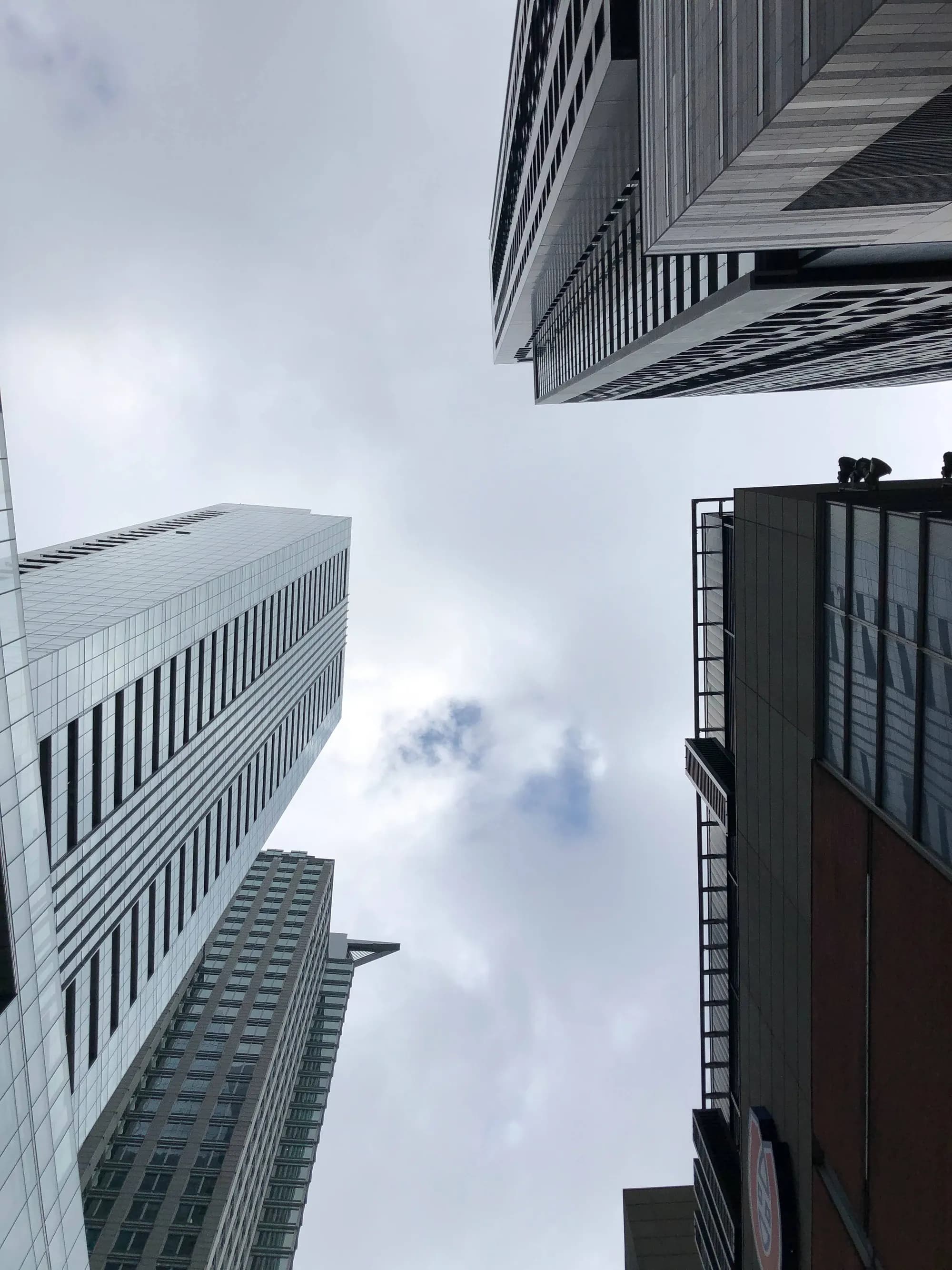 Gratte-ciels en contre-plongée vers le ciel nuageux