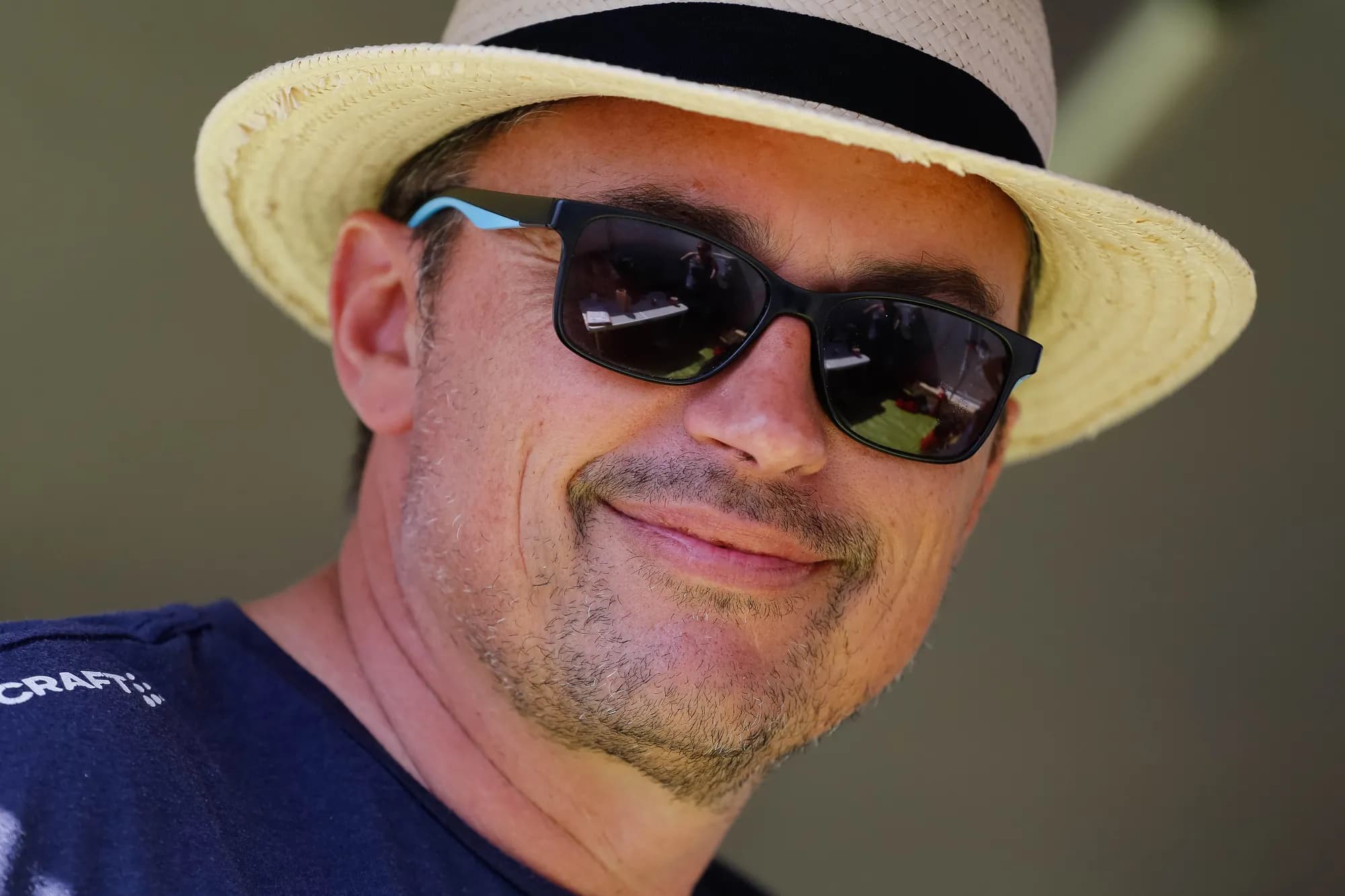 Portrait souriant au chapeau panama et lunettes
